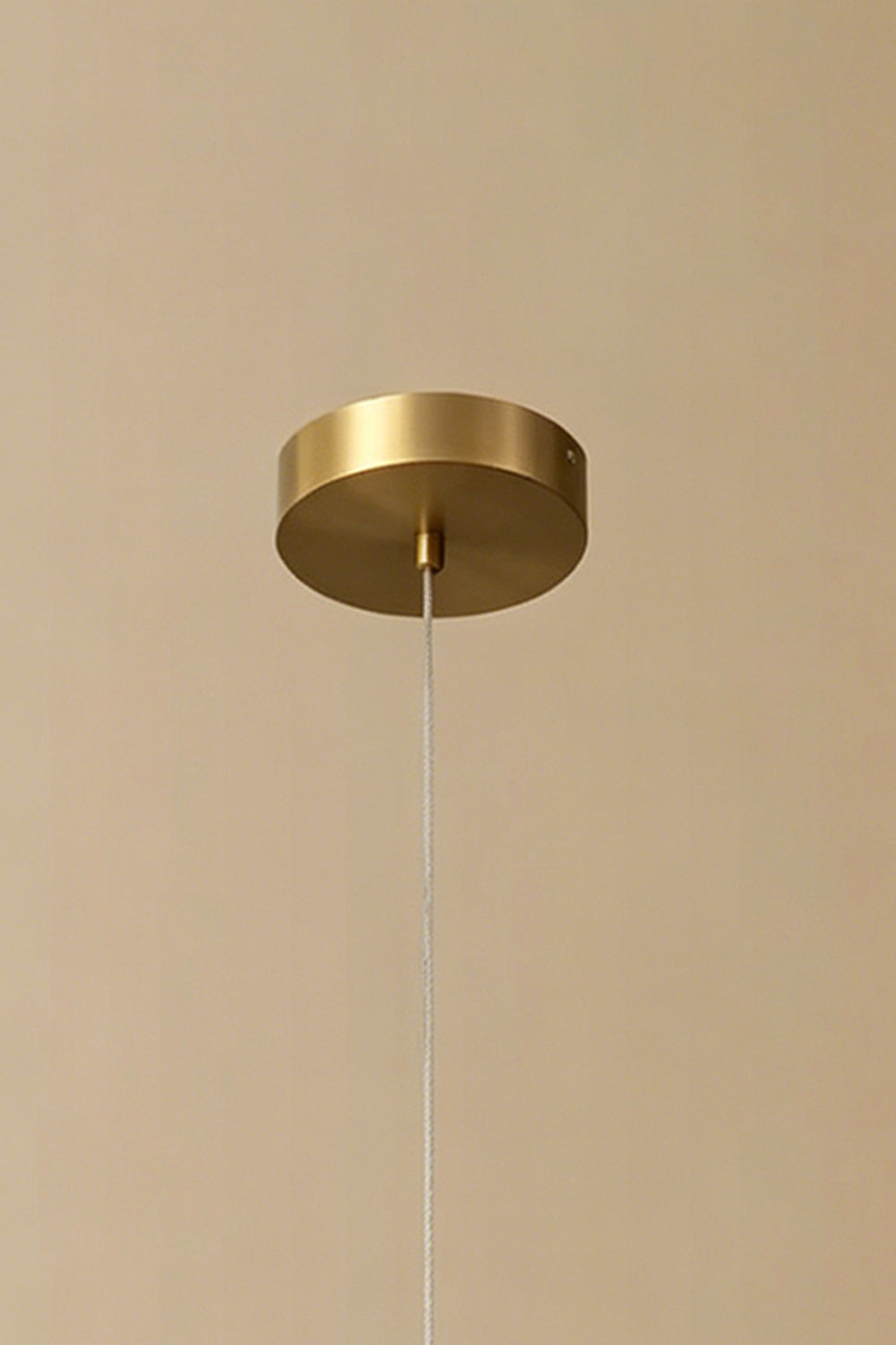 Imperial Epoch Alabaster Pendant Lamp | Metal, Alabaster | Detail of the minimalist brass ceiling rose and suspension cable | vexa lamps
Imperial Epoch 雪花石吊灯 | 金属，雪花石 | 极简黄铜天花底座和悬吊钢丝细节 | vexa lamps