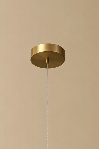 Imperial Epoch Alabaster Pendant Lamp | Metal, Alabaster | Detail of the minimalist brass ceiling rose and suspension cable | vexa lamps
Imperial Epoch 雪花石吊灯 | 金属，雪花石 | 极简黄铜天花底座和悬吊钢丝细节 | vexa lamps