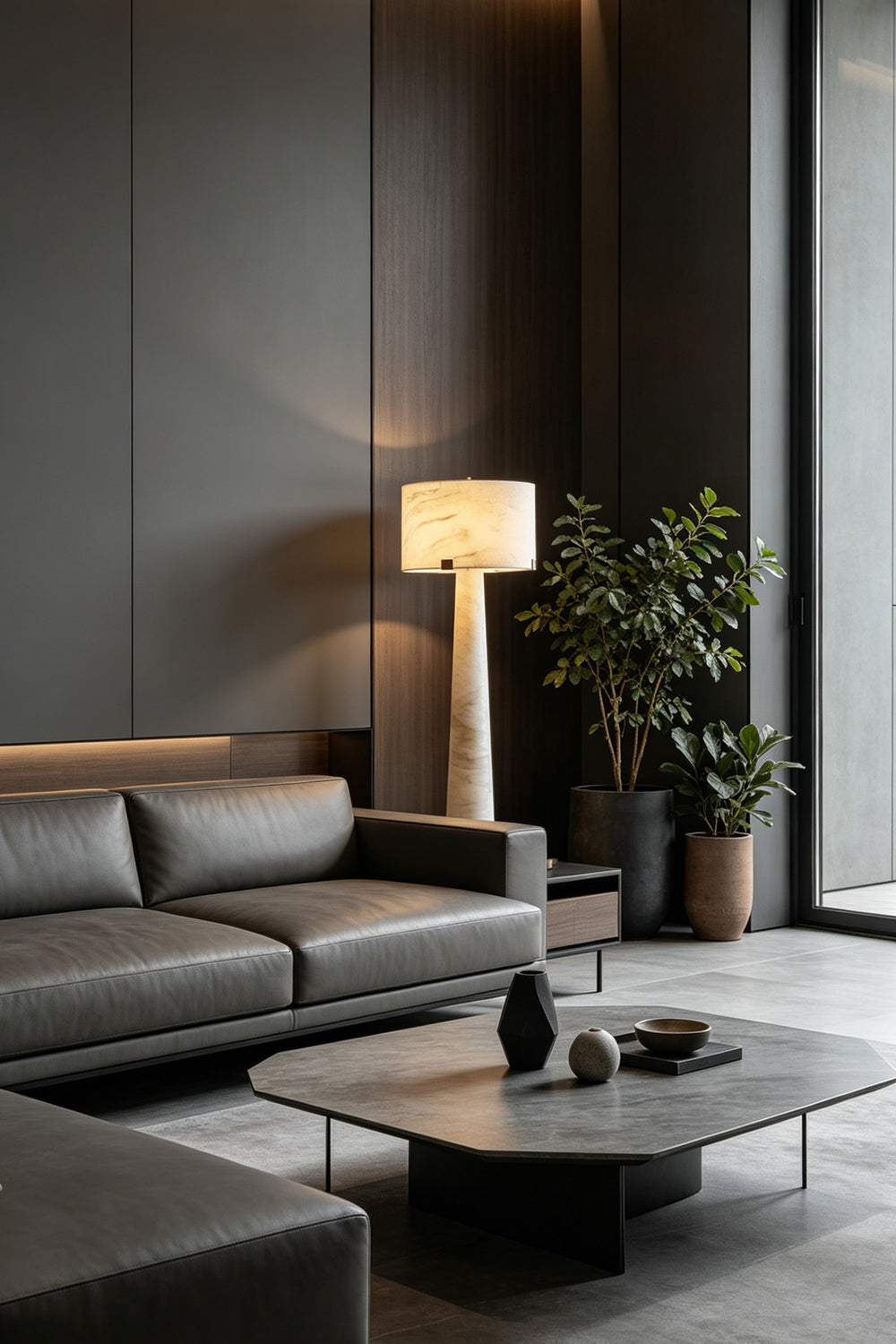 Meridian Column Alabaster Floor Lamp | Alabaster, Brass | Positioned next to a dark grey leather sofa in a modern lounge | vexa lamps
Meridian Column 雪花石落地灯 | 雪花石，黄铜 | 位于现代