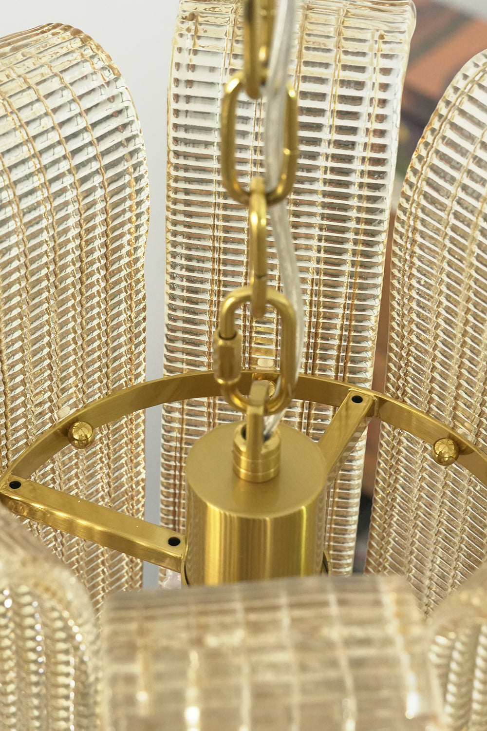 Brass chain and internal frame of the ribbed glass chandelier | Metal | Detail view of the sturdy hanging mechanism and top mount | vexa lamps