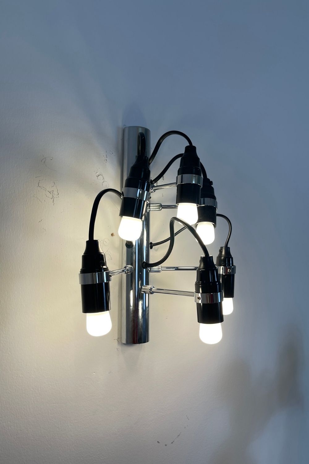 Traditional Mid-century 2097 Wall Lamp - view 3 | vexalamps